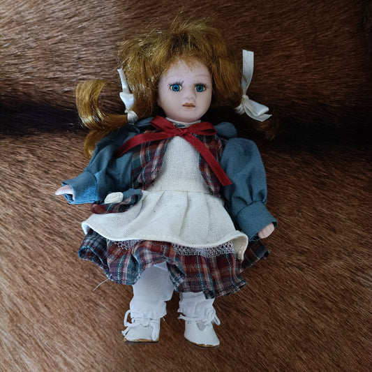 Poupée porcelaine
