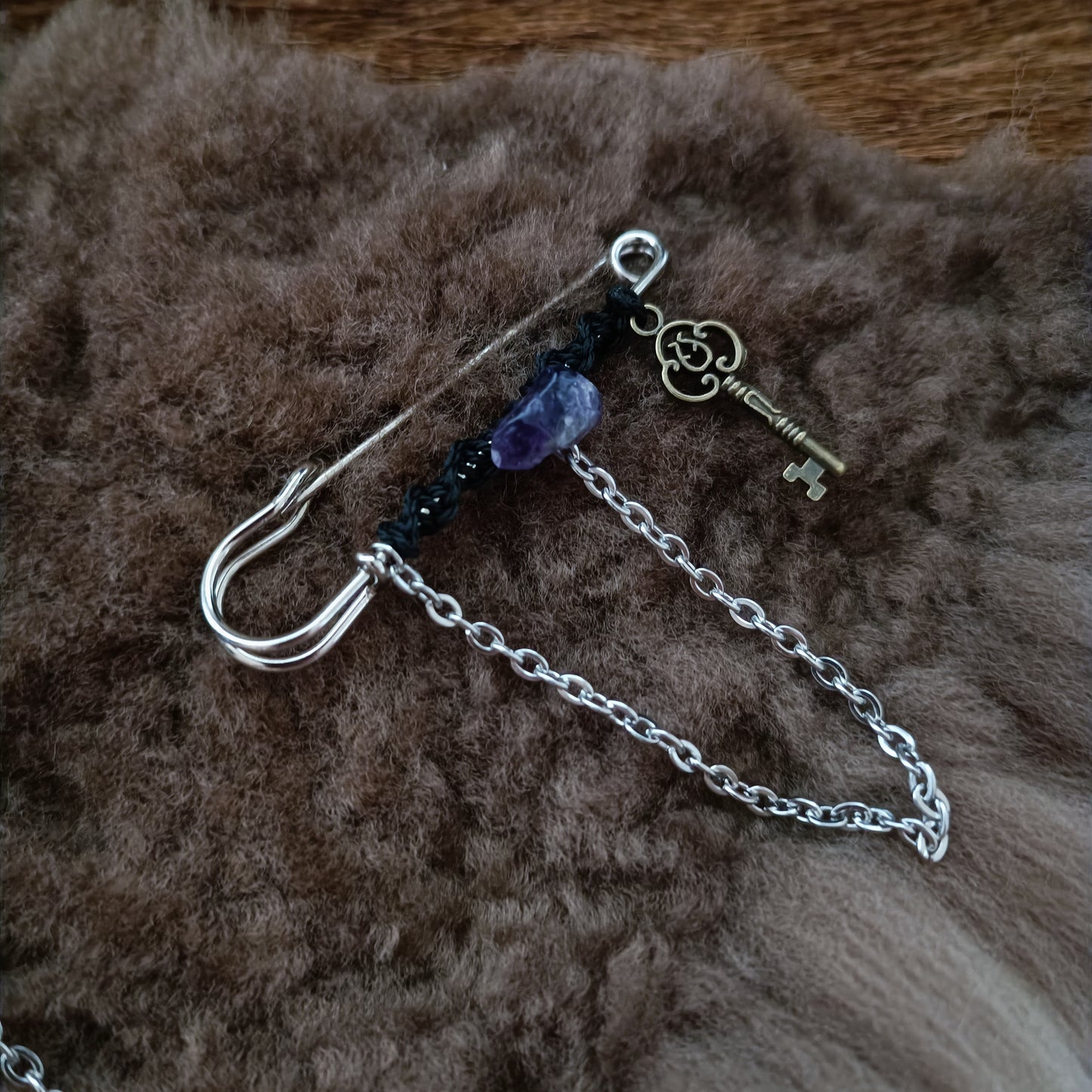 Broche pierre et clé