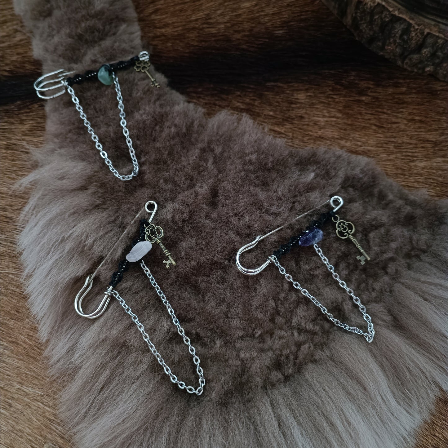 Broche pierre et clé