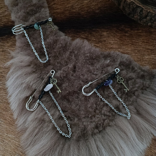 Broche pierre et clé