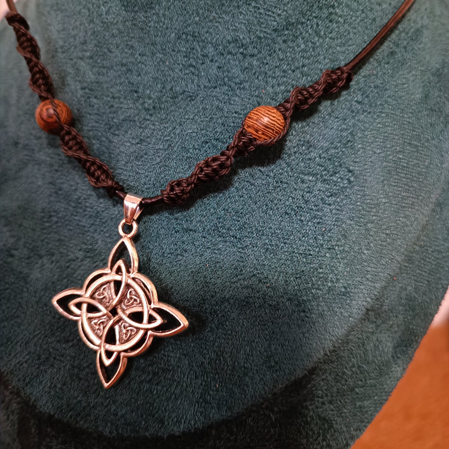 Collier noeud de sorcière