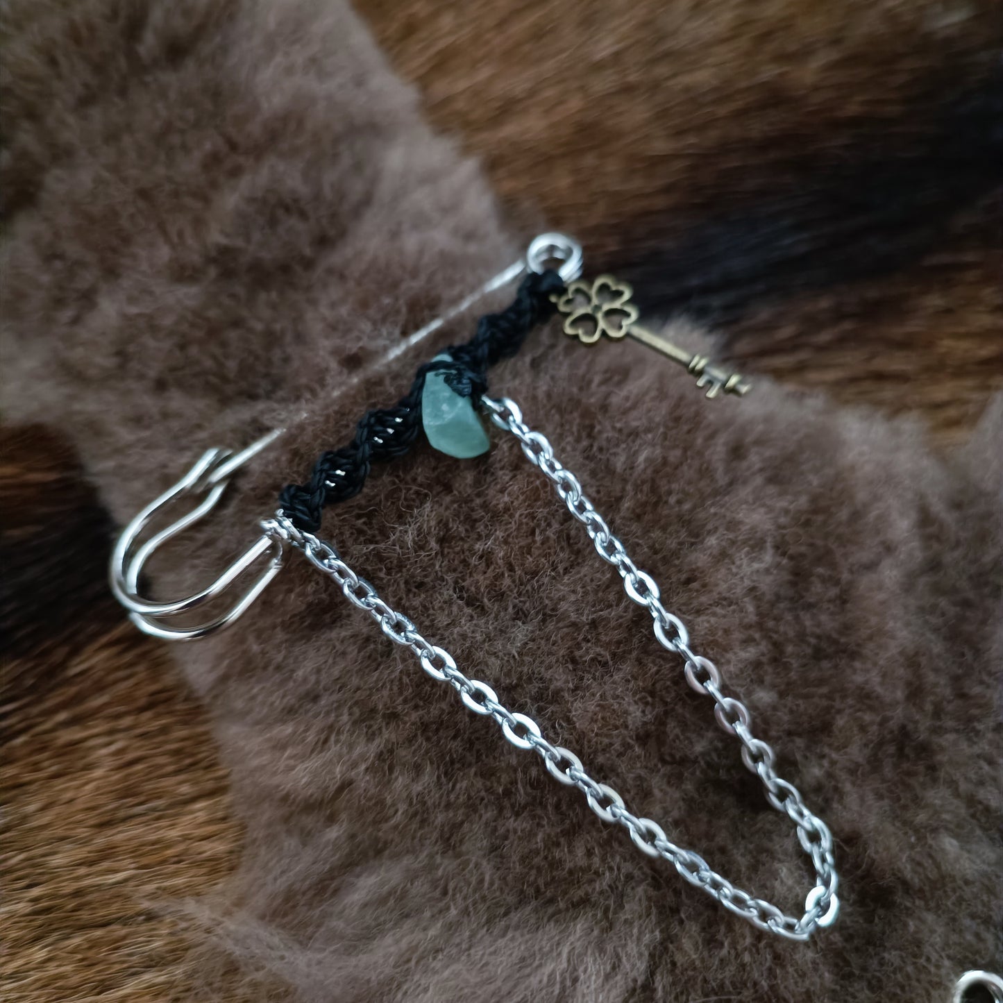 Broche pierre et clé